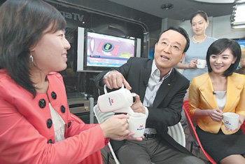 남중수 KT 사장(가운데)이 3일 서울 여의도 KT 미디어센터에서 여직원에게 차를 따라 주고 있다. 남 사장은 이날 ‘강당 취임식’ 대신 스튜디오에서 직원들과 대화 시간을 가지면서 변화의 의지를 다졌다. 사진 제공 KT