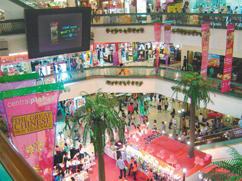태국 방콕 랏프라오 거리의 대형 쇼핑몰인 센트럴플라자 내부. 이곳의 공산품 코너엔 삼성 소니 필립스 등 다국적 기업의 매장은 많지만 태국의 토착 브랜드는 거의 찾아볼 수 없었다. 방콕=남원상 기자
