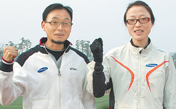 16일 열리는 2008 서울국제마라톤 겸 제79회 동아마라톤대회에 출전하는 이봉주(왼쪽)와 이은정. 사진제공 삼성전자 육상단