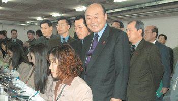 박광태 광주시장이 첨단산업으로 광주시가 육성하고 있는 광(光)산업 분야의 대표기업 LG이노텍을 지난해 말 방문해 생산현장을 둘러보고 있다. 사진 제공 광주시