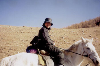 몽골 여행중의 동생 홍경선씨.