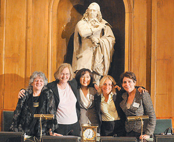 2008년 로레알-유네스코 세계여성과학자상을 수상한 영예의 얼굴들. 왼쪽부터 이스라엘의 아다 요나트 교수, 미국의 엘리자베스 블랙번 교수, 한국의 김빛내리 교수, 아르헨티나의 아나 엘고옌 교수, 아랍에미리트의 리하드 알가잘리 교수. 사진 제공 로레알