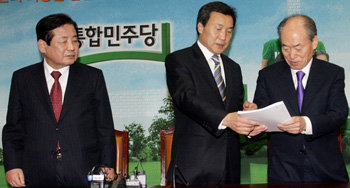 1차 공천심사 결과 전달 박재승 통합민주당 공천심사위원장(오른쪽)이 6일 국회 당대표실에서 손학규(가운데) 박상천 공동대표에게 1차 공천심사 결과를 전달하고 있다. 안철민 기자