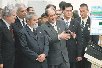 브라질 루이스 이나시우 룰라 다 시우바 대통령(앞줄 왼쪽에서 두 번째)이 4일(현지 시간) 브라질 캄피나스에 있는 삼성전자 휴대전화 공장을 방문해 휴대전화 생산 라인을 둘러보고 있다. 사진 제공 삼성전자