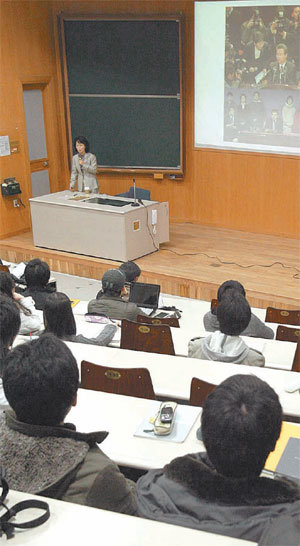 국내에서는 처음으로 학부생을 대상으로 하는 표절 방지 강의가 7일 서울대 관악 캠퍼스 사회대 강의실에서 열렸다. 이날 첫 수업에 참석한 학생들이 생명학과 이현숙 교수의 강의 소개를 듣고 있다. 원대연 기자