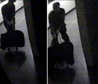 일가족 실종사건 용의자가 찍힌 폐쇄회로(CC)TV김모(46ㆍ여)씨 일가족 4명의 실종사건과 관련 용의자로 보이는 한 남자가 김씨의 아파트 폐쇄회로(CC)TV 화면에 대형 여행용 가방을 세 차례 끌고 나가는 모습이 찍혀 경찰이 분석을 벌이고 있다. 사진은 CCTV화면의 일부. [마포경찰서 제공]