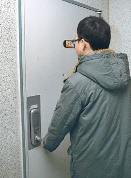 문 잠긴 실종 일가족 집 어머니와 세 딸 등 실종된 일가족이 살던 서울 마포구 창전동의 아파트. 경찰은 이 아파트의 폐쇄회로(CC)TV 화면에 나온 용의자를 추적하는 중이다. 김재명 기자