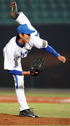 “칠테면 쳐봐” 대표팀의 막내 왼손 투수 김광현이 9일 멕시코와의 경기에서 선발 출장해 최고 구속 150km에 이르는 빠른 공을 뿌리고 있다. 윈린=연합뉴스