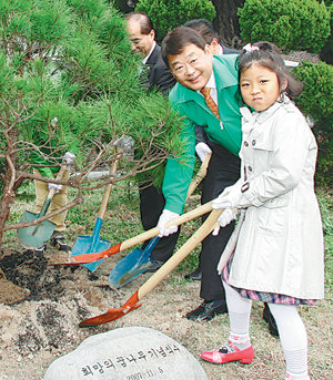 박성효 시장(가운데)은 2020년까지 3000만 그루의 나무를 심겠다고 공약했고 당선 후 이를 착실히 실천하고 있다. 지난해 11월 삼성초등학교에서 어린이들과 나무를 심고 있는 박 시장. 사진 제공 대전시