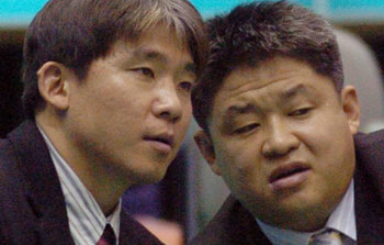 지도자로 통합 우승에 도전하는 동부의 강동희(오른쪽), 김승기 코치가 벤치에서 경기를 지켜보며 무언가 의견을 나누고 있다. 사진 제공 KBL