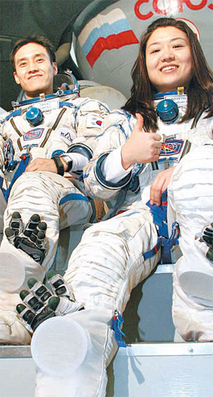 한국 첫 우주인이 10일 여성 과학도인 이소연 씨(오른쪽)로 교체됐다. 이 씨가 3일 러시아 가가린우주인훈련센터에서 고산 씨와 함께 훈련을 받고 있다. 모스크바=로이터 연합뉴스