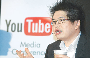 세계 최대 온라인 동영상 손수제작물(UCC) 공유 사이트인 유튜브의 공동 설립자이자 최고기술책임자(CTO)인 스티브 첸 씨. 한국판 유튜브 사이트 오픈 한 달을 기념해 한국을 찾았다. 사진 제공 유튜브코리아