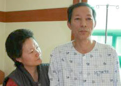 뇌출혈로 쓰러졌던 이수호 소방관이 11일 경기 평택시의 병원에서 걷는 연습을 하고 있다. 이성호 기자