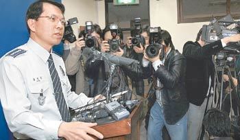 서울 마포경찰서 홍성삼 서장이 11일 경찰서에서 김모 씨 일가족 4명의 피살 사건에 대해 브리핑을 하고 있다. 경찰은 프로야구 선수 출신인 이호성 씨가 돈 문제로 이들을 살해했다고 보고 있다. 김재명 기자