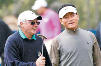 우리는 다정한 친구 ‘탱크’ 최경주(오른쪽)가 12일 제주 서귀포시 핀크스GC에서 열린 프로암대회에서 5년째 호흡을 맞추고 있는 캐디 앤디 프로저 씨와 얘기를 나누며 걷고 있다. 서귀포=김종석  기자