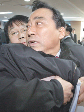 총선에서 서울 종로지역 출마를 준비했던 정홍진 전 종로구청장이 12일 오전 민주당사에서 손학규 대표의 종로 출마에 항의하다 회의장 밖으로 끌려나오고 있다. 안철민 기자