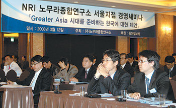 노무라종합연구소가 주최하고 동아일보가 후원하는 ‘대아시아 시대의 새로운 흐름과 한국 기업의 대응 방안’ 세미나가 12일 오후 서울 중구 소공동 롯데호텔에서 열렸다. 이 행사에서는 아시아의 새로운 성장축인 동남아시아와 중앙아시아가 집중 조명됐다. 강병기 기자