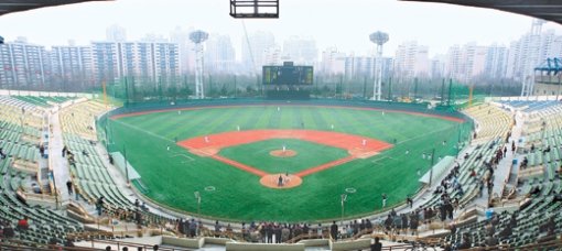 프로야구에 ‘목동야구장 시대’가 활짝 열렸다. 개장 19년 만의 경사. 13일 홈팀 우리 히어로즈와 LG의 시범경기가 열린 목동야구장에는 200여 명의 팬이 찾아와 선수들의 활약을 지켜보았다. 연합뉴스