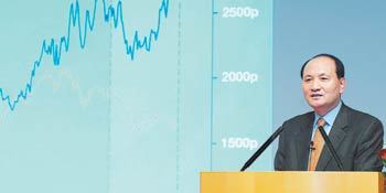 LG전자 남용 부회장이 14일 오전 서울 여의도 LG트윈타워 대강당에서 열린 주주총회에서 참석 주주들을 대상으로 지난해 사업 실적과 올해 이후 사업 전략을 설명하고 있다. 사진 제공 LG전자