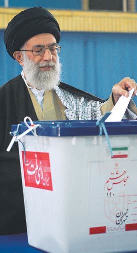 이란 총선이 실시된 14일 최고지도자 아야톨라 하메네이가 테헤란의 투표소에서 한 표를 행사하고 있다. 290명의 국회의원을 뽑는 이번 선거에서는 보수파의 압승이 예상된다. 테헤란=AFP 연합뉴스