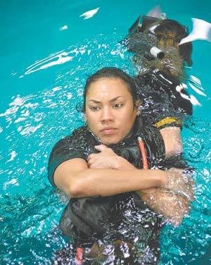 동양계 여성 최초로 미국 해군의 해상구조요원에 선발된 한국계 미국인 순자 타이렐 씨가 수상 훈련을 받는 모습. 이 사진은 미 해군 소식지 ‘올 핸즈’ 2월호에 게재됐다. 연합뉴스
