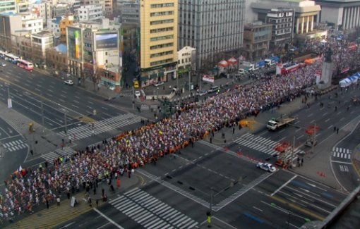 16일 오전 8시 동아일보와 서울시가 주최하는 ‘2008서울국제마라톤대회 겸 제79회 동아마라톤대회’ 참가자들이 힘차게 출발선(서울 종로구 세종문화회관 앞)을 달려 나가고 있다. 김동주 기자  ☞ 원본 사진보기