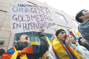 뉴욕 팻말시위미국 뉴욕에 거주하는 티베트인들이 15일 ‘중국은 인권을 탄압하는 폭력 종목에서 금메달감’이라는 구호가 적힌 손팻말을 들고 시위를 벌이고 있다. 뉴욕=로이터 연합뉴스