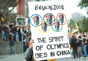 “올림픽 정신 죽는다”스위스 취리히에서 15일 열린 티베트 분리 독립 요구 시위 도중 한 참가자가 ‘올림픽 정신은 중국에서 죽는다’는 문장이 적힌 손팻말을 들고 서 있다. 취리히=로이터 연합뉴스