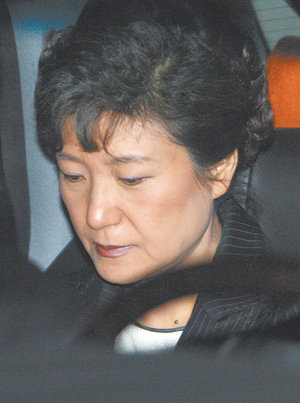 박근혜 전 한나라당 대표가 16일 당 잔류로 거취를 정했다. 14일 밤 서울 강남의 모 음식점에서 계보 의원들과 저녁을 먹은 뒤 귀가하고 있는 모습. 연합뉴스