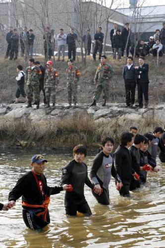 18일 경기 시흥시 정왕동 군자천에서 해병전우회 회원들이 직접 물에 들어가 죽은 우예슬 양의 시신을 찾고 있다. 김재명 기자