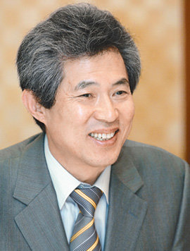 엄기영 MBC 사장은 18일 기자간담회에서 “창립 50주년인 2011년까지 MBC의 르네상스를 만들도록 노력하겠다”고 포부를 밝혔다. 사진 제공 MBC