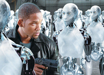 영화 ‘아이로봇’에는 인간적인 로봇과 기계적인 인간들이 등장해 묘한 대조를 이룬다. 동아일보 자료 사진