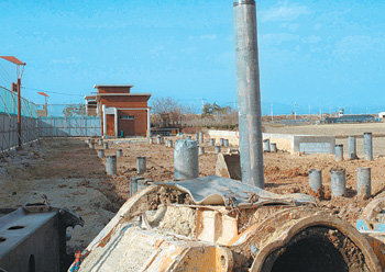 경남 창원시가 최근 철새 도래지인 주남저수지 주변에서 탐방시설 기초공사를 하고 있는 모습. 연합뉴스