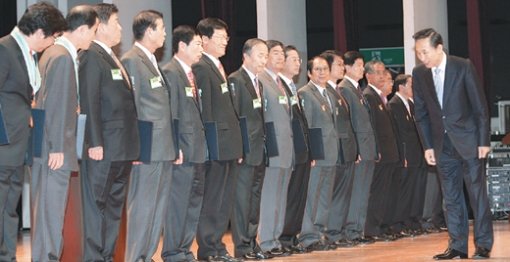 5년 만에 ‘상공의 날’ 기념식 참석한 대통령이명박 대통령이 19일 서울 강남구 삼성동 코엑스에서 열린 ‘제35회 상공의 날’ 기념식에서 유공자들에게 포상한 뒤 인사하고 있다. 대통령이 ‘상공의 날’ 기념식에 참석한 것은 5년 만이다. 연합뉴스