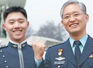 공군사관학교 3대 동문인 정소원(공사 56기·왼쪽) 소위와 아버지 정기영(공사 30기) 대령. 사진 제공 공군