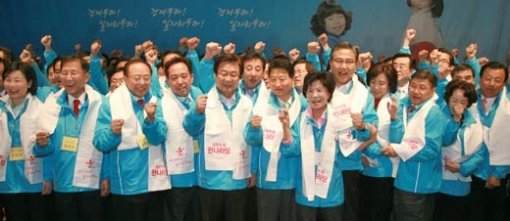 18대 총선 한나라당 후보자들이 20일 서울 영등포구 신길동 공군회관에서 열린 공천자대회에서 선전을 다짐하고 있다. 박경모 기자