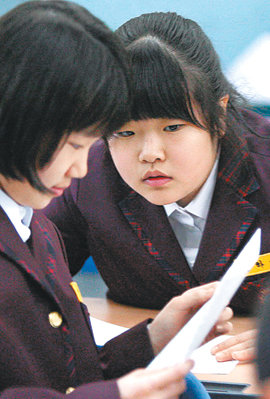 21일 오전 서울 강남구 대치동 대치중학교 학생들이 중1 진단평가 성적표를 받고서 심각한 표정으로 이야기를 나누고 있다. 원대연 기자