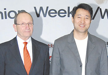 23일 오후 서울 강남구 대치동 서울무역전시컨벤션센터(SETEC)에서 열린 ‘2008 서울 패션 위크’에 참석한 프랑스 파리 ‘프레타포르테’의 장피에르 모쇼 협회장(왼쪽)이 오세훈 서울시장과 함께 포즈를 취했다. 사진 제공 서울패션센터