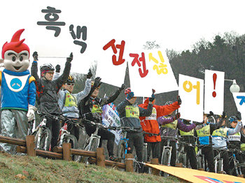 산악자전거 동호회인 효원MTB 회원 20여 명은 23일 선거관리위원회와 함께 경기 수원시 일대를 돌며 정책 중심의 선거와 유권자들의 투표 참여를 독려했다. 수원=원대연 기자
