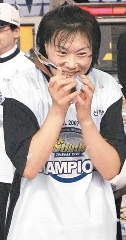 “막판까지 체력 버텨준게 큰 힘”만장일치로 챔피언 결정전 최우수선수(MVP)에 뽑힌 정선민이 MVP 트로피를 들고 좋아하고 있다. 용인=연합뉴스