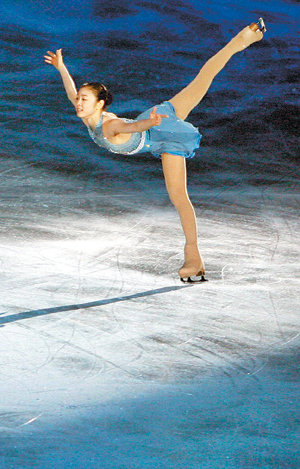 한마리 나비처럼… ‘피겨여왕’의 갈라쇼 ‘피겨 여왕’ 김연아가 24일 스웨덴 예테보리 스칸디나비움 빙상장에서 열린 세계피겨선수권대회 갈라쇼에서 멋진 연기를 펼치고 있다. 갈라쇼 1부 마지막 연기자로 나선 김연아는 영화 ‘워크 투 리멤버’의 삽입곡 ‘온리 호프’에 맞춰 3분 20초 동안 환상적인 스케이팅을 선보여 관객들의 박수갈채를 받았다. 예테보리=AFP 연합뉴스