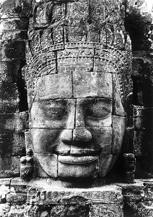 ‘크메르의 미소’라 불리는 앙코르 유적지의 사면상. 사진작가 바쿠 사이토 씨는 얼굴 크기만 3∼6m에 이르는 사면상의 미소를 세밀하게 잡아냈다. 사진 제공 ‘앙코르 천 년의 얼굴’ 실행위원회