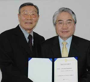 재일교포 기업인인 김창인(왼쪽) 씨가 일본 오사카를 방문한 고충석 제주대 총장에게 ‘재일본제주인센터’ 건립 기금으로 30억 원을 기부했다. 사진 제공 제주대