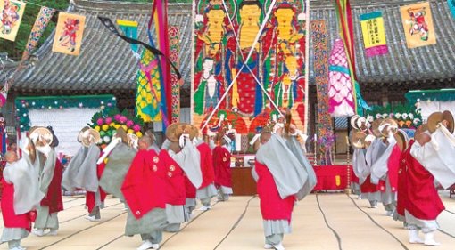 미망에서 벗어나 고통없는 세상과 평화로운 삶을 기원하는 불교 예술의식 ‘영산재’의 바라춤 장면. 영산재는 3일간 200여 명이 참가하는 장엄한 의식이자 음악 무용 그림이 한데 어우러진 전통 종합예술이다. 사진 제공 봉원사