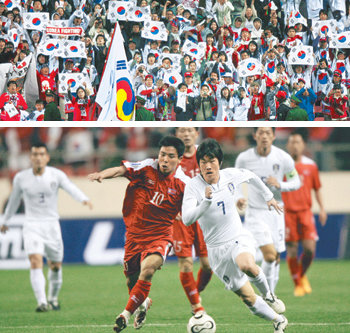 박지성(오른쪽)이 26일 중국 상하이 훙커우스타디움에서 열린 2010 남아공 월드컵 아시아지역 3차 예선 2차전에서 북한 홍영조와 어깨싸움을 하며 돌파를 시도하고 있다. 상하이=신원건 기자