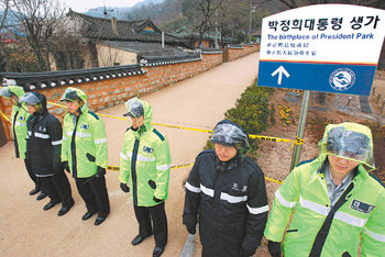 경찰이 27일 출입을 통제하고 있는 박정희 전 대통령 생가. 피의자 강모 씨는 이곳에서 김재학 생가보존회장을 살해한 혐의로 구속됐다. 구미=전영한 기자