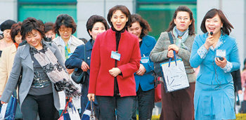 숙명여대 신입생 학부모들이 27일 ‘대학방문의 날’ 행사에 참가해 재학생 홍보대사의 안내를 받으며 캠퍼스를 구경하고 있다. 학부모 800여 명이 참석해 자녀가 다니는 학교에 관심이 많음을 보여줬다. 연합뉴스