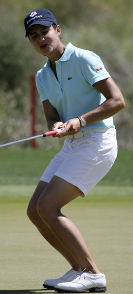 공아 공아… 제발 들어가다오로레나 오초아가 3번홀에서 퍼팅을 한 뒤 ‘제발 들어가라’는 몸짓을 하고 있다. 슈퍼스티션=로이터 연합뉴스