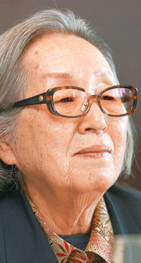 8년 만에 시를 발표한 박경리 씨. “체력이 벅차지만 가만히 있을 수 없어서 시를 쓴 것”이라는 박 씨는 “이 시들은 내 목소리”라며 창작열을 드러내 보였다. 동아일보 자료 사진