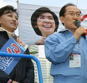 시장으로…자유선진당 이회창 총재가 28일 서울 중구 중앙시장에서 이 지역에 출마한 신은경 대변인의 지원 유세를 하고 있다. 유세장 뒤편에는 한나라당 나경원 후보의 플래카드가 걸려있다. 연합뉴스